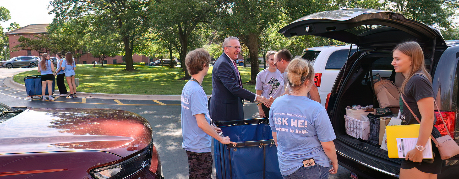 Volunteers helping with move-in during Warrior Orientation and Welcome Weekend