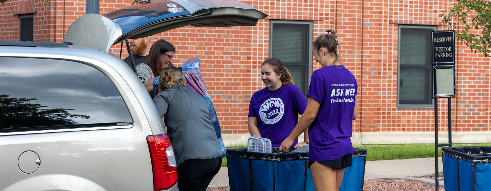 Student unloading vehicle during Warrior Orientation and Welcome Weekend